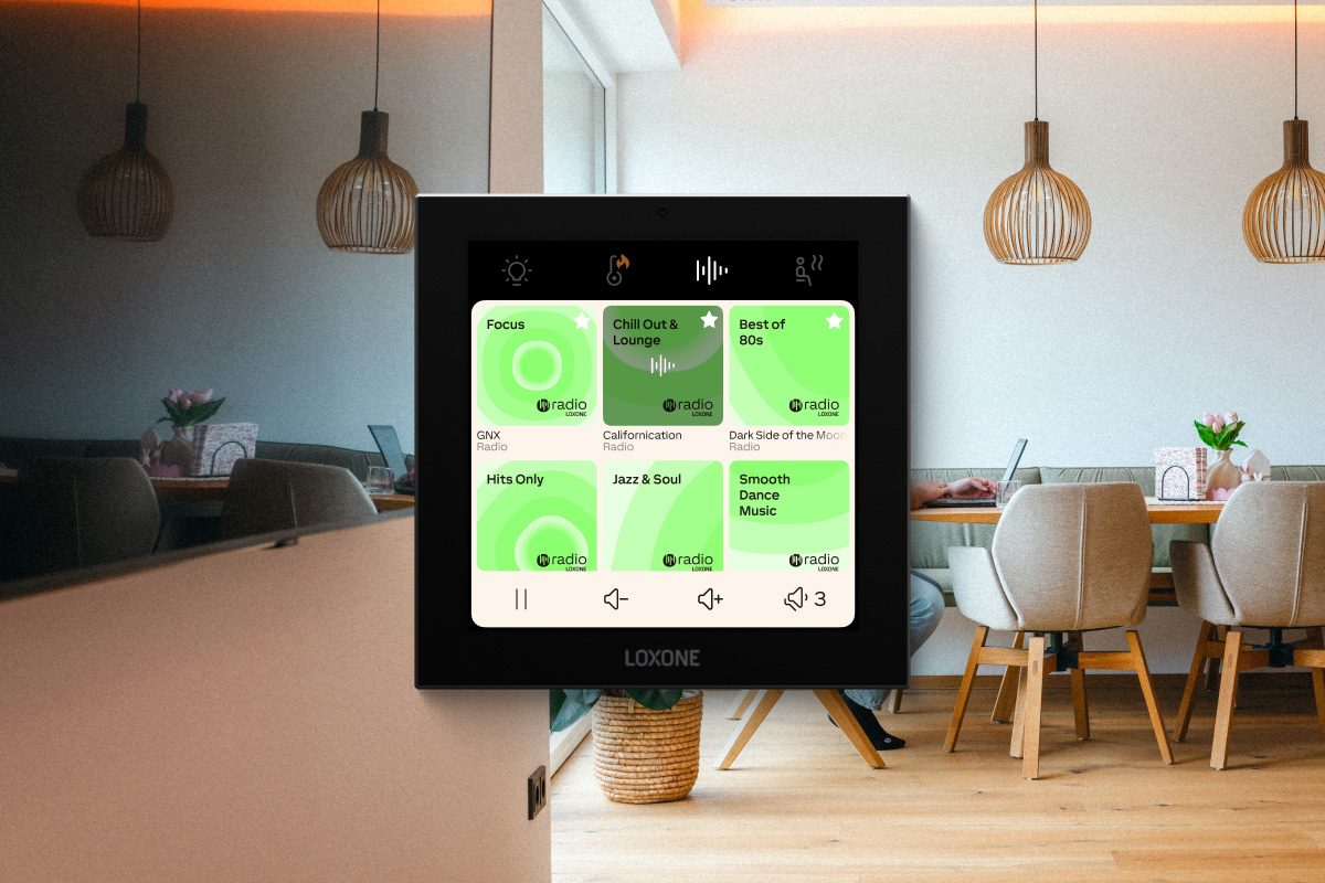 Loxone Touch Pure Display CO2 Air an der Wand im Wohnraum