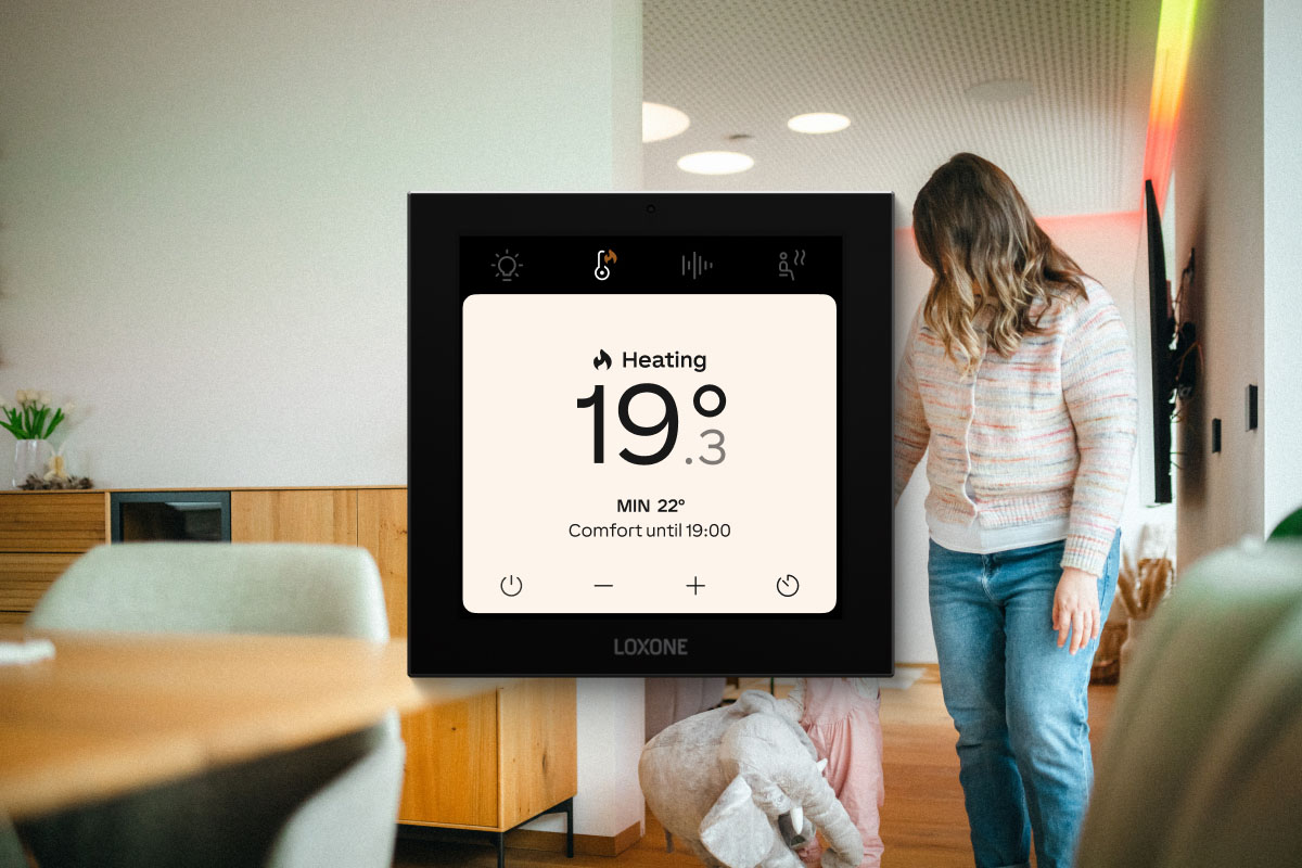 Loxone Touch Pure Display Air an der Wand im Wohnraum