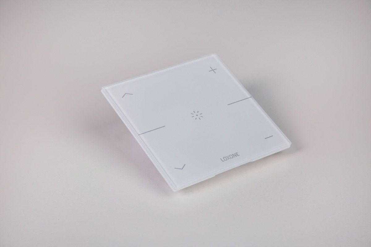 Loxone Touch Pure for Nano Signalweiß auf dem Nano Aktor aufgesteckt