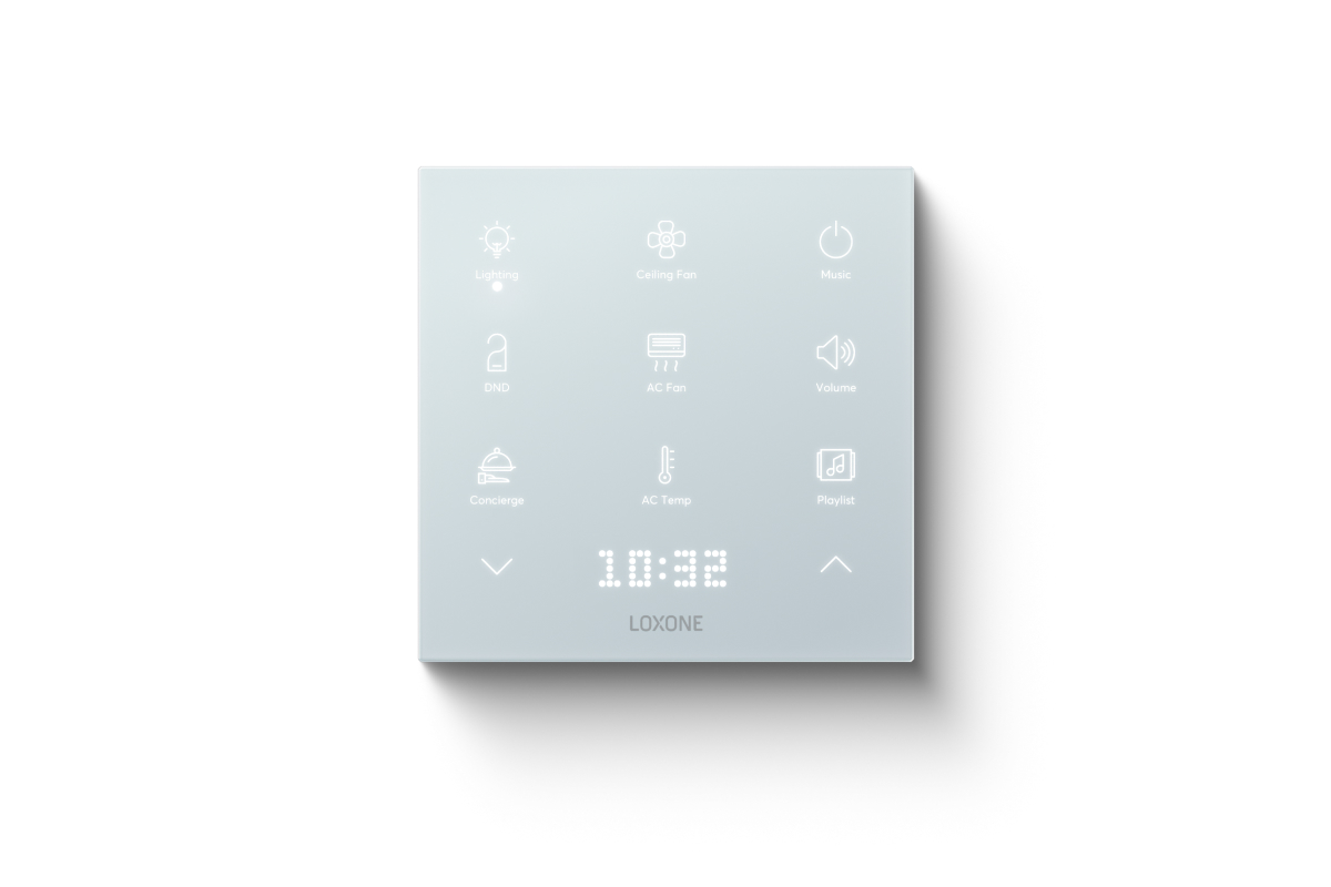 Loxone Intercom Samtweiß an der Hauswand neben der Eingangstür