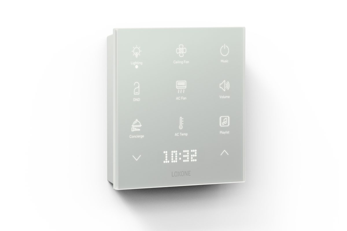 Loxone Touch Pure Flex CO2 Tree Samtweiß an der Wand im Wohnraum